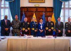 Fotografía en la que posan la canciller de Ecuador, Gabriela Sommerfeld (quinta desde la izq.), la comandante de la Guardia Costera de Estados Unidos, Linda Fagan (cuarta desde la izq.), el jefe del Comando Conjunto de las FF.AA. de Ecuador, Jaime Vela (tercero desde la der.), entre más autoridades y funcionarios.