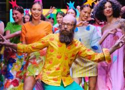 Tristán Ramírez Ruíz de la Prada, hijo de la diseñadora Agatha Ruiz de la Prada y CEO de la empresa, junto a las modelos que participaron en la pasarela de la marca, presentada en el Quito Fashion Week 2024.