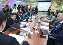 Fotografía de la comisión legislativa que investiga el caso reunida junto a altos mandos del bloque de seguridad de Ecuador, como el ministro de Defensa, Gian Carlos Loffredo, y el comandante de las Fuerzas Armadas, Jaime Vela.