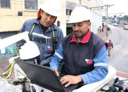 Dos operarios del ECU 911 revisan el estado de las cámaras de vigilancia en las calles.