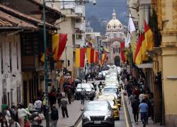 La mañana del miércoles 30 de octubre se llevó a cabo el embanderamiento de la ciudad en homenaje a los 204 años de Independencia de la ciudad de Cuenca.