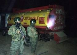 En el Poliducto Libertad-Pascuales, sector El Consuelo, se retuvo un vehículo tipo tanquero que se encontraba sustrayendo, de manera ilegal, 2.000 galones de combustible.