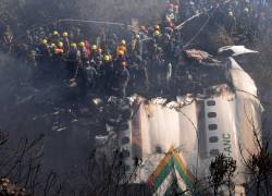 La aeronave se incendió después de chocar contra el suelo cerca del aeropuerto de Pokhara, ubicado en Nepal.