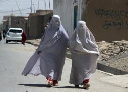 Mujeres afganas vestidas con burka caminan por una carretera en Kandahar, Afganistán, 22 de agosto de 2024