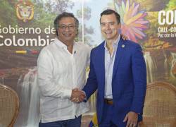 Fotografía cedida por la oficina de prensa de la presidencia de Colombia del mandatario Gustavo Petro (i) saludando al presidente de Ecuador Daniel Noboa.