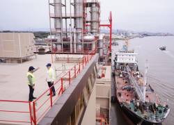 Vista aérea desde el tope de la barcaza turca que genera energía termoeléctrica desde el sur de Guayaquil.