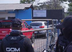 Policías reunidos a las afueras de la Penitenciaría del Litoral.