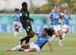 Faridat Abdulwahab (i) de Nigeria disputa el balón con Nataly Andrade de Ecuador.