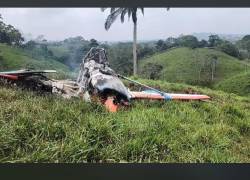 Los restos de la avioneta en que el piloto Juan Carlos Mejía se accidentó.