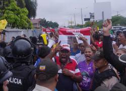 Fotografía de un plantón organizado a las afueras del Complejo Judicial Sur, en Guayaquil.