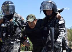 Policías ayudan a un oficial herido en las manifestaciones.