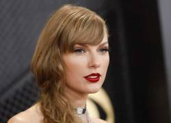 Taylor Swift hace historia en los Grammy estadounidenses alcanzando el récord de cuatro gramófonos dorados a Mejor álbum del año.