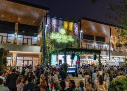 Asistentes participan en evento de inauguración de Márbol Green Plaza.