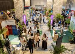 Salón del evento ODS Leaders Summit con los stands de los auspiciantes y organizaciones de la sociedad civil.