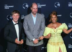 El Príncipe William de Gran Bretaña, Príncipe de Gales (C), Robert Erwin (I) y Nozamo Mbtha (D) asisten a la ceremonia de entrega del Premio Earthshot en Ciudad del Cabo, Sudáfrica, el 06 de noviembre de 2024.