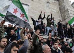 Partidarios de la oposición siria que residen en Turquía ondean la bandera siria de la oposición y celebran la toma rebelde de Damasco en la mezquita de Fatih en Estambul, Turquía, el 8 de diciembre de 2024.