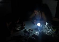 Fotografía de archivo de una mujer conversando con su hijo durante un apagón.