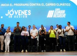 El presidente Daniel Noboa (C) y el ministro de Transporte y Obras Públicas, Roberto Luque (último a la derecha), rodeados de jóvenes que acudieron a la socialización del proyecto.