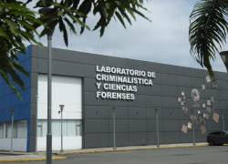 Fotografía del exterior del Laboratorio de Criminalística y Ciencias Forenses de Guayaquil.