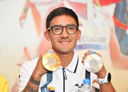 Daniel Pintado, ganador de 20km marcha masculino de los Juegos Olímpicos París 2024 y medallista de plata en maratón mixto marcha, muestra sus medallas durante una rueda de prensa tras su llegada a Guayaquil.