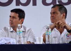 Fotografía del exministro de Transporte y Obras Públicas, Walter Solís, junto al expresidente Rafael Correa.