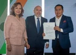 El presidente del directorio de Grupo Difare, Carlos Cueva González (c), recibió la Condecoración Vicente Rocafuerte de la Asamblea Nacional.