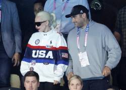 Lady Gaga y su prometido Michael Polansky miran la competencia de natación durante los Juegos Olímpicos París 2024.