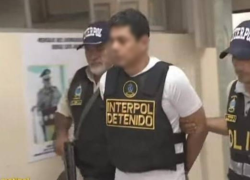 Imagen en la que aparece Campos custodiado por agentes de la Policía Internacional, conocida por sus siglas en inglés como Interpol.