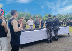 Fotografía que muestra al presidente Daniel Noboa, junto a altos funcionarios del Estado, en la entrega de los nuevos fusiles.