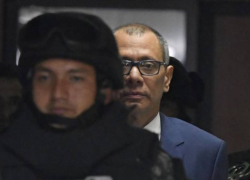 El vicepresidente ecuatoriano, Jorge Glas (C), es acompañado de regreso a la sala de un tribunal durante una audiencia de hábeas corpus ante la Corte Nacional de Justicia en Quito, el 15 de octubre de 2017.