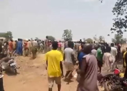 Captura de video que registró el retorno de los habitantes de la comunidad en donde ocurrió la masacre.