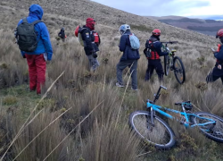 Fotografía de varios de los ciclistas rescatados en el páramo.