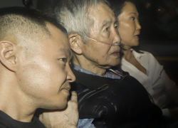 Alberto Fujimori sentado entre sus hijos Kenji (izq.) y Keiko tras su liberación de la prisión de Barbadillo en las afueras del este de Lima, el 6 de diciembre de 2023.