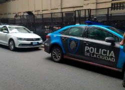 Fotografía que muestra al carro de los diplomáticos, a la izquierda, y un vehículo de la Policía de Buenos Aires.