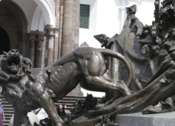 Fotografía de la parte baja del Monumento a la Independencia, ubicado en el centro de Quito.