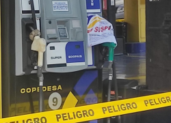 Fotografía que muestra uno de los letreros de la Agencia de Regulación y Control de Hidrocarburos pegados en la estación.