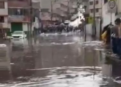 Fotografía que muestra una de las vías afectadas por el desbordamiento de la quebrada.