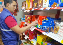 Fotografía de un agente del Arcsa que examinó los productos del local clausurado.