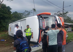 Fotografía que muestra al bus volcado.