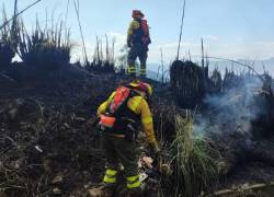 Labores del Cuerpo de Bomberos de Quito para controlar incendios.