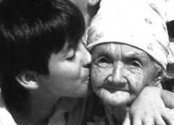 Fotografía de Albeiro besando a una anciana en su mejilla.
