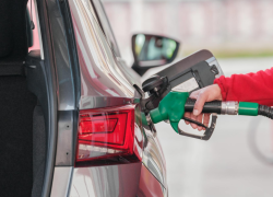 Fotografía referencial de una persona poniendo gasolina.