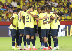 Jugadores de la selección ecuatoriana de fútbol reunidos antes de disputar un cotejo.