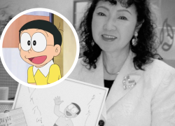 Fotografía de Noriko Ohara sosteniendo un afiche en el que aparece Nobita, el personaje al que dio vida durante décadas con su voz.