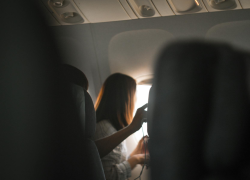 Imagen referencial de pasajeros viendo la pantalla de un avión.