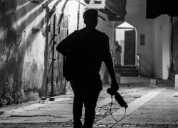 Fotografía referencial de un estudiante caminando de vuelta a su casa de noche.