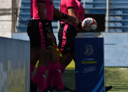 Fotografía referencial de árbitros ecuatorianos ingresando al estadio Jocay, en Manta.