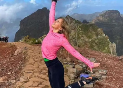 Fotografía de Natálie posando después de completar una de sus excursiones.