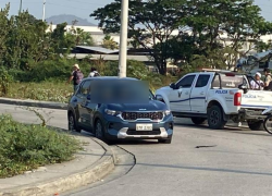 Fotografía del automotor afectado, en el que los occisos se trasladaban cuando fueron atacados.