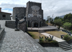 Fotografía del Templo del Sol - Pintor Ortega Maila, ubicado en las proximidades de la Ciudad Mitad del Mundo.